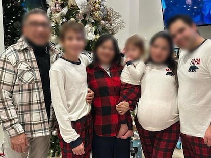 Javier y Patricia González, a la izquierda y en el centro, migrantes venezolanos, en la pasada Navidad con su familia.