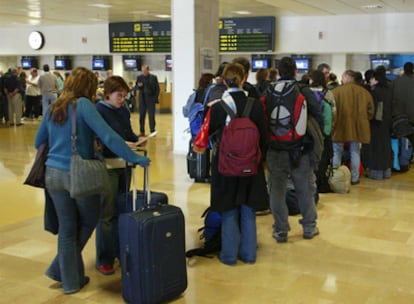 Viajeros esperan para facturar en el aeropuerto de Girona