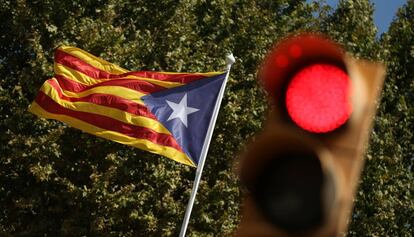 Una estelada... ante un semáforo en rojo.