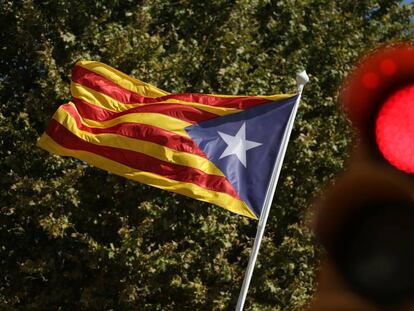 Una estelada... ante un semáforo en rojo.