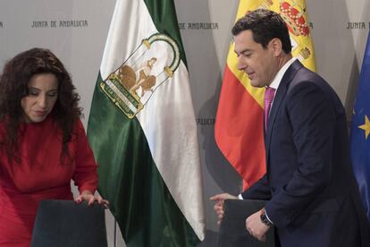 El presidente de la Junta de Andalucía, Juan Manuel Moreno Bonilla, junto a Rocío Ruiz, consejera de Igualdad y Dependencia.