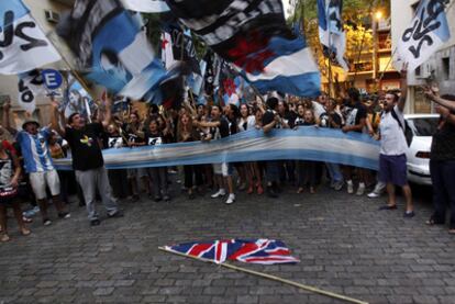 Manifestación contra la visita del príncipe Guillermo de Inglaterra a las Malvinas ante la Embajada británica en Buenos Aires.