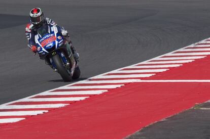 Lorenzo, a Misano, amb les ales aerodinàmiques a la seva M1.