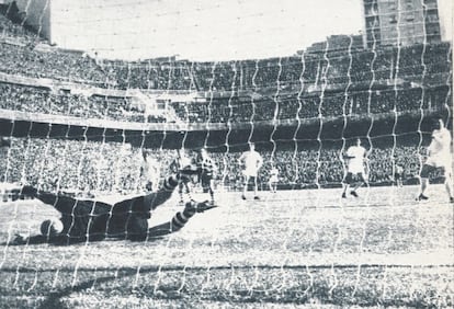 Como dos años antes en San Mamés, Puskas bate a Iribar tras un penalti que también cometió Orúe sobre Manolín Bueno.