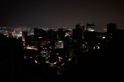 Vista geral de um setor de Altamira (Caracas), parcialmente iluminado durante as horas em que o sistema elétrico foi recuperado na capital, na noite de terça-feira. Segundo o presidente interino da Venezuela, Juan Guaidó, o apagão ocorreu devido a uma sobrecarga no sistema de subestação. Ele diz que o regime de Maduro coloca em risco o pouco que resta da infraestrutura de energia elétrica do país.