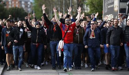 Aficionados del Bayern de Múnich llegan al estadio.