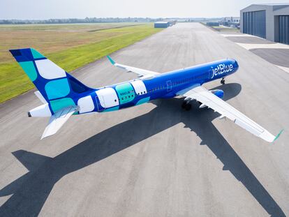 JetBlue, un diseño de línea y color corporativo.