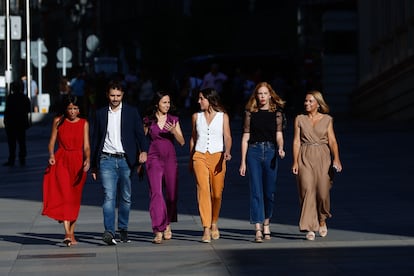 Lilith Verstrynge con Ione Belarra, Irene Montero y los diputados Martina Velarde (izquierda), Noemí Santana y Javier Sánchez Serna a su llegada al Congreso el pasado agosto.