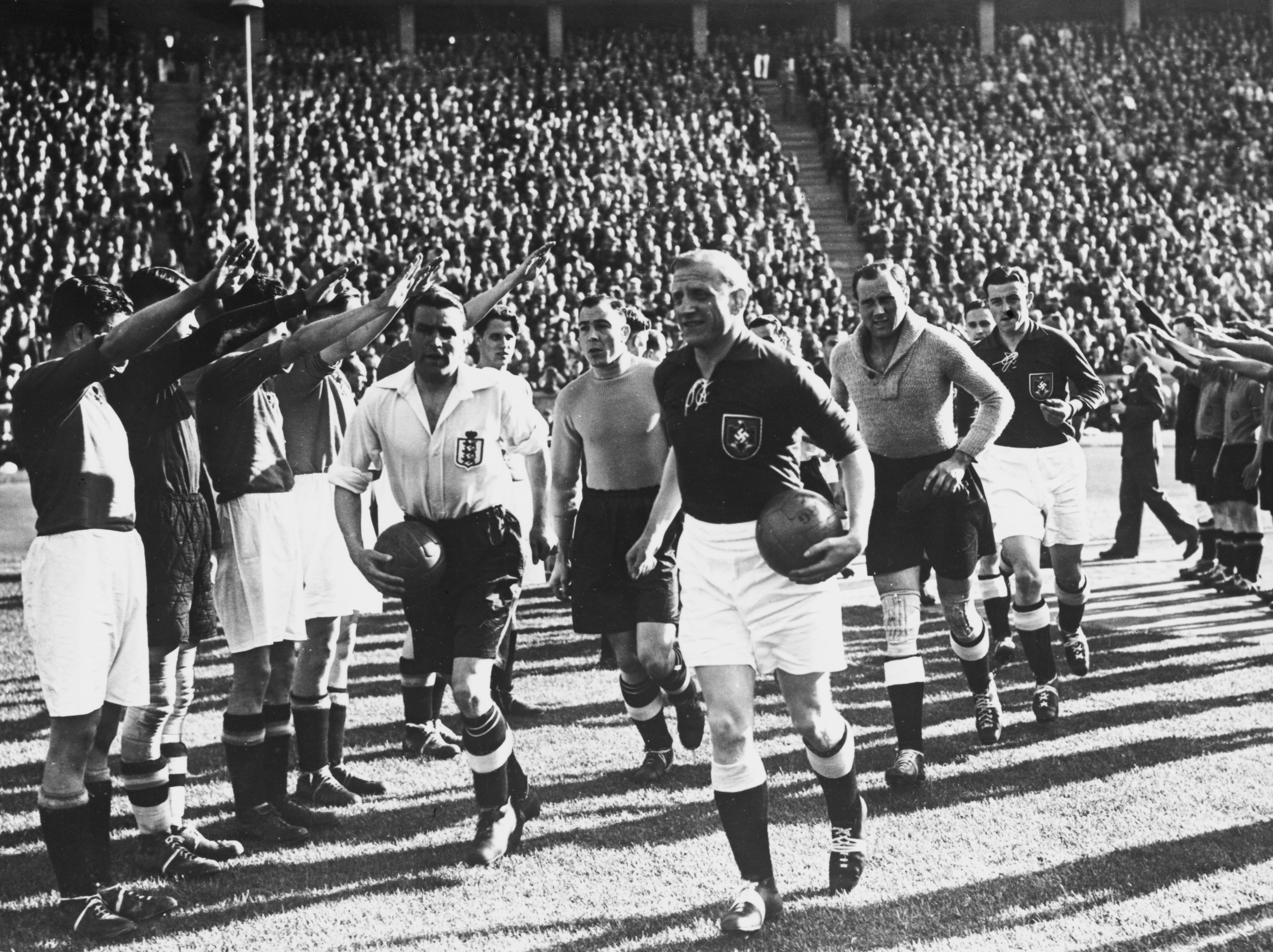 Negras, con esvásticas, prestadas: siete historias de camise