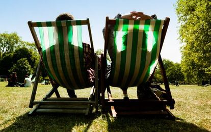 Tomando el sol en Hyde Park, Londres.