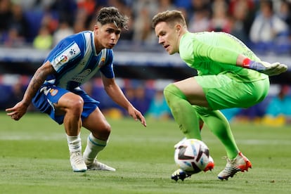 Nico Melamed intenta traspasar la barrera del guardameta alemán Ter Stegen, este domingo.