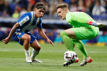 Nico Melamed intenta traspasar la barrera del guardameta alemán Ter Stegen, este domingo. 