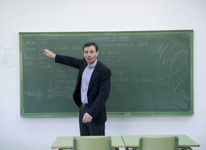 Tomás Gómez, en un aula de su antiguo instituto.