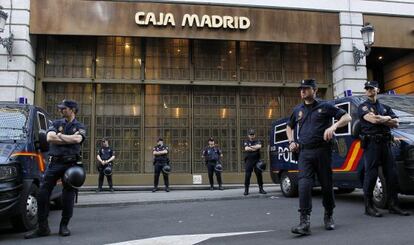 La Polic&iacute;a custodia la sede central de Caja Madrid.