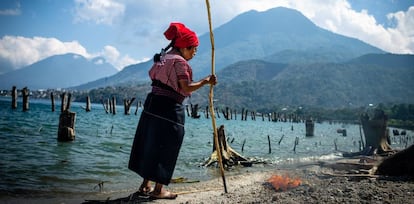 Maria Feliziana Ujpan Mendoza realiza rituales en la orilla del lago Atitlán.