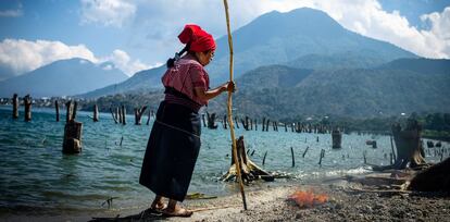 Maria Feliziana Ujpan Mendoza realiza rituales en la orilla del lago Atitlán.