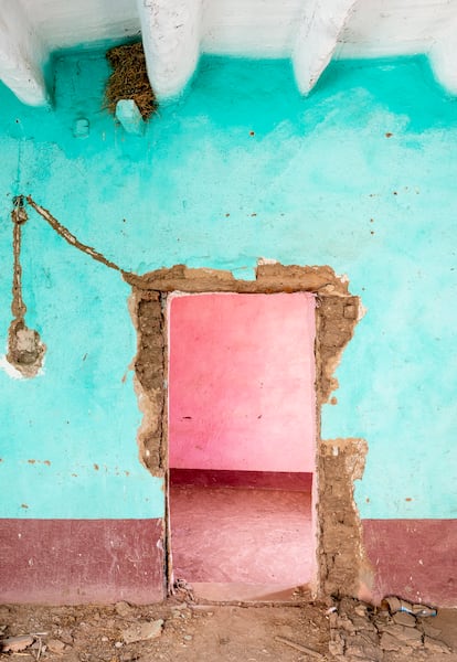 Interior de una de las 25 casas que se mantienen en pie como memoria de lo que fue la aldea de Gourna. Fundada en el siglo XVII, se extendía por toda la ladera de la necrópolis tebana, sobre las tumbas de los nobles. Los aldeanos construían túneles para llegar a los enterramientos y saquearlos para satisfacer la demanda de antigüedades en el mercado internacional.