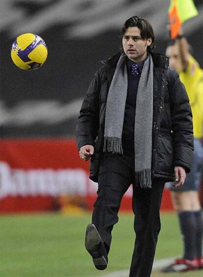 Pochettino golpea un balón en el partido de su estreno como técnico del Espanyol.