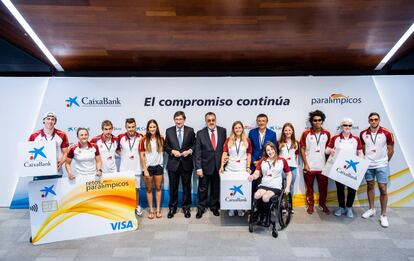 Miguel Carballeda, presidente del Comité Paralímpico Español, y José Ignacio Goirigolzarri, presidente de CaixaBank, con representación de los deportistas del equipo paralímpico español.