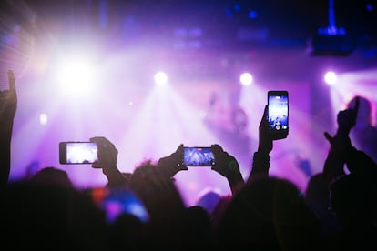 Móviles grabando en un concierto de música