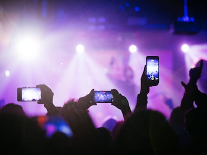 Móviles grabando en un concierto de música