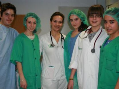 Alumnos del instituto P&eacute;rez Comendador, de Plansencia, durante el rodaje del corto. 