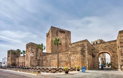 El castillo de Olivenza y la Puerta de San Sebastian (a la derecha).