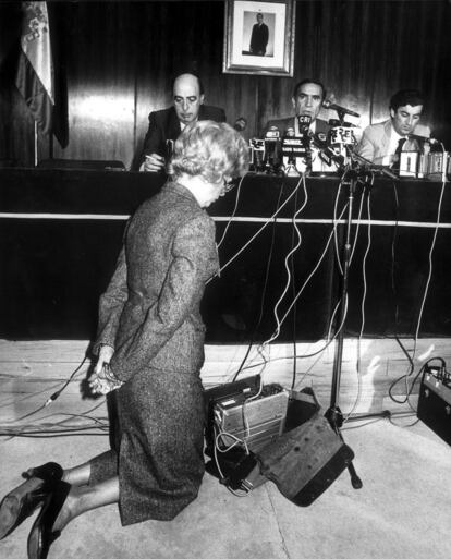 Una periodista vigila su grabadora, en la conferencia de prensa del ministro del Interior, Juan José Rosón, en la que, pasada la medianoche, comunicaba los resultados electorales. Media hora antes, el vicesecretario general del PSOE, Alfonso Guerra, había anunciado la mayoría absoluta, lo que sería confirmado minutos más tarde por un portavoz de UCD.