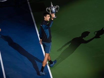 Djokovic exhibe su trofeo en la Arthur Ashe de Nueva York.