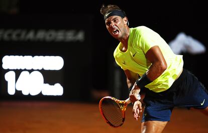 Nadal sirve durante el partido contra Lajovic en Roma.