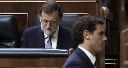 Albert Rivera pasa delante de Mariano Rajoy.