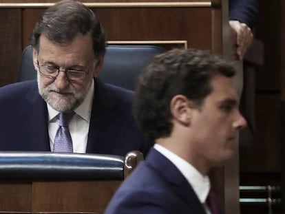 Albert Rivera pasa delante de Mariano Rajoy.