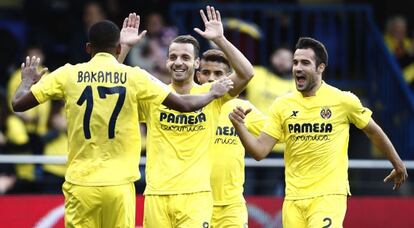 Bakambu y Soldado celebran uno de los goles.