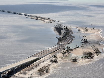 Un de las estampas de destrucción que dejó Ian a su paso: el derrumbamiento del puente que une la península de Florida con la idílica isla de Sanibel, retratado el pasado 29 de septiembre.