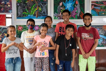 Los niños del colegio Ocho de diciembre en la zona del Putumayo, Perú, delante de las pinturas que hicieron en un taller dirigido por el profesor Omar Pérez Vásquez.