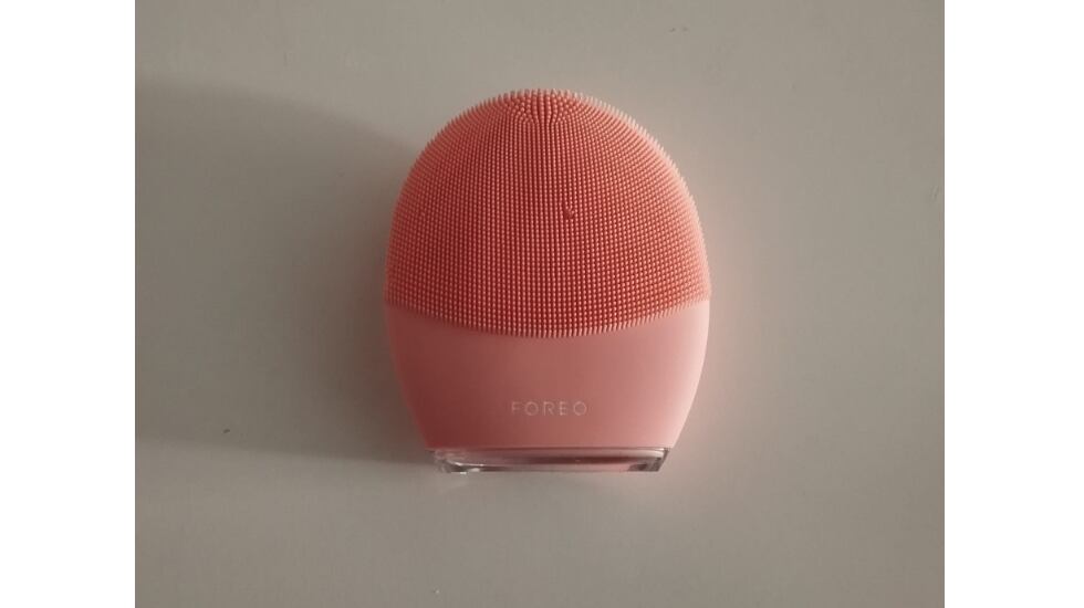 Vista del cepillo facial de Foreo.