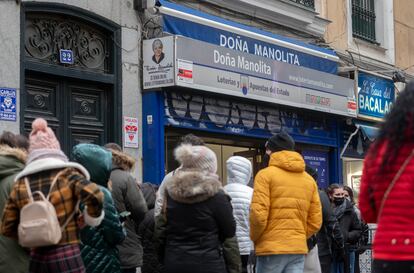 Varias personas hacen cola en la administración de Loterías Doña Manolita, en el centro de Madrid, el 7 de diciembre.