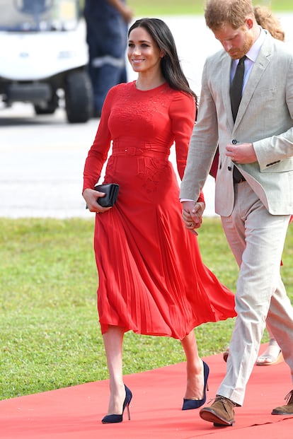 En su gira por Oceana aterriz en Tonga con un vestido de Self-Portrait en rojo, del mismo color que la bandera del pas. La duquesa -y su estilista Mulroney- es fan de este tipo de gui?os.