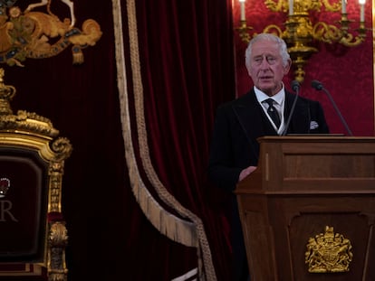 Carlos III durante su discurso frente al Consejo de Ascensión, en el Palacio de St James.