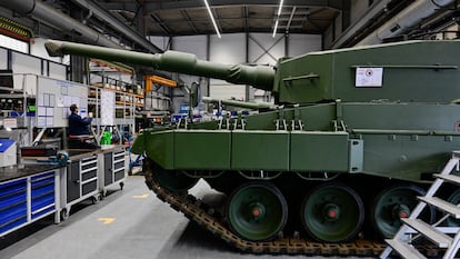 Línea de producción de un vehículo de combate en una fábrica de Rheinmetall, en Unterluess (Alemania).