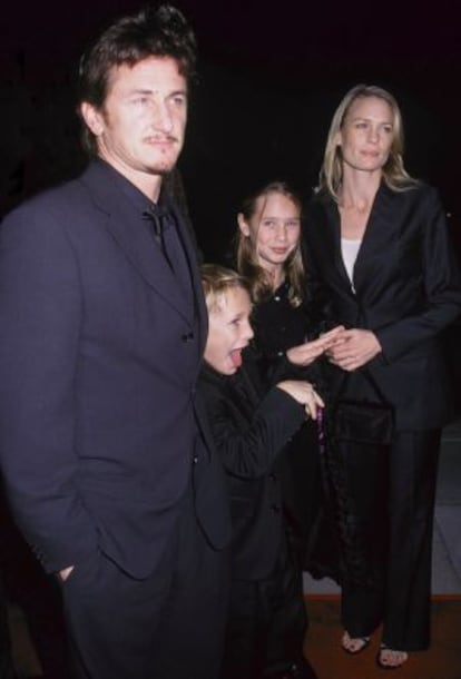 Sean Penn y Robin Wright, con sus hijos Dylan y Hopper, en el estreno de la película 'Yo soy Sam', en 2001.