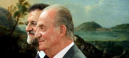 El rey Juan Carlos I recibe al presidente del Gobierno, Mariano Rajoy, en el Palacio de la Zarzuela.