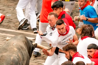 Several young men are attacked by one of the bulls from the Seville-based Miura ranch, this Sunday in Pamplona. 