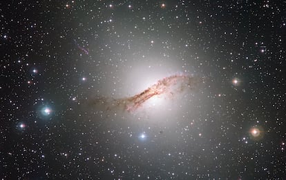 La peculiar galaxia Centaurus A, captada en esta imagen obtenida por el telescopio de ESO de 2,2 metros MPG/ESO, en el Observatorio de La silla, en Chile.