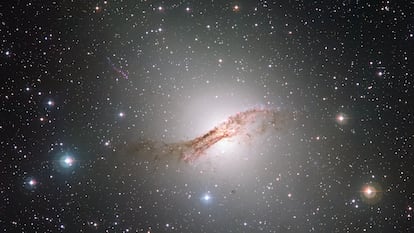 La peculiar galaxia Centaurus A, captada en esta imagen obtenida por el telescopio de ESO de 2,2 metros MPG/ESO, en el Observatorio de La silla, en Chile.