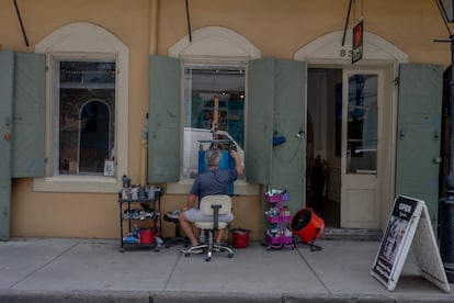 Habitantes en el el Barrio Francés de Nueva Orleans, Luisiana.