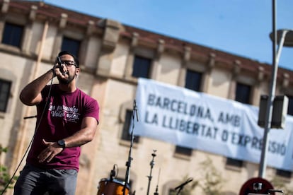 El rapero mallorquín Valtonyc, en un concierto por la libertad de expresión en Barcelona.