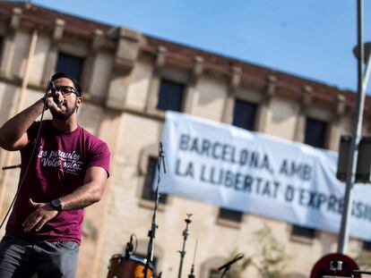 El rapero mallorquín Valtonyc, en un concierto por la libertad de expresión en Barcelona.
