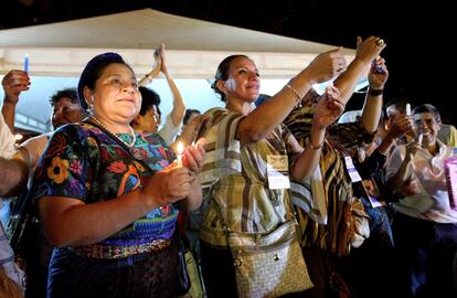 La guatemalteca Premio Nobel de Paz Rigoberta Menchú participa en una vigilia por la liberación de secuestrados de las FARC este pasado 1 de abril en Villavicencio (Colombia).