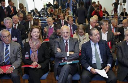 Juan Roig, en el centro, entre Agn&egrave;s Noguera y Vicente Boluda.